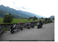 po cca 3 a půl hodině jízdy (270 km) ve 30ti stupňovém vedru po rakouských dálnicích, silnicích a tunelech stojíme pod Alpami v rajské oblasti Zell Am See v srdci spolkové země Salcbursko 